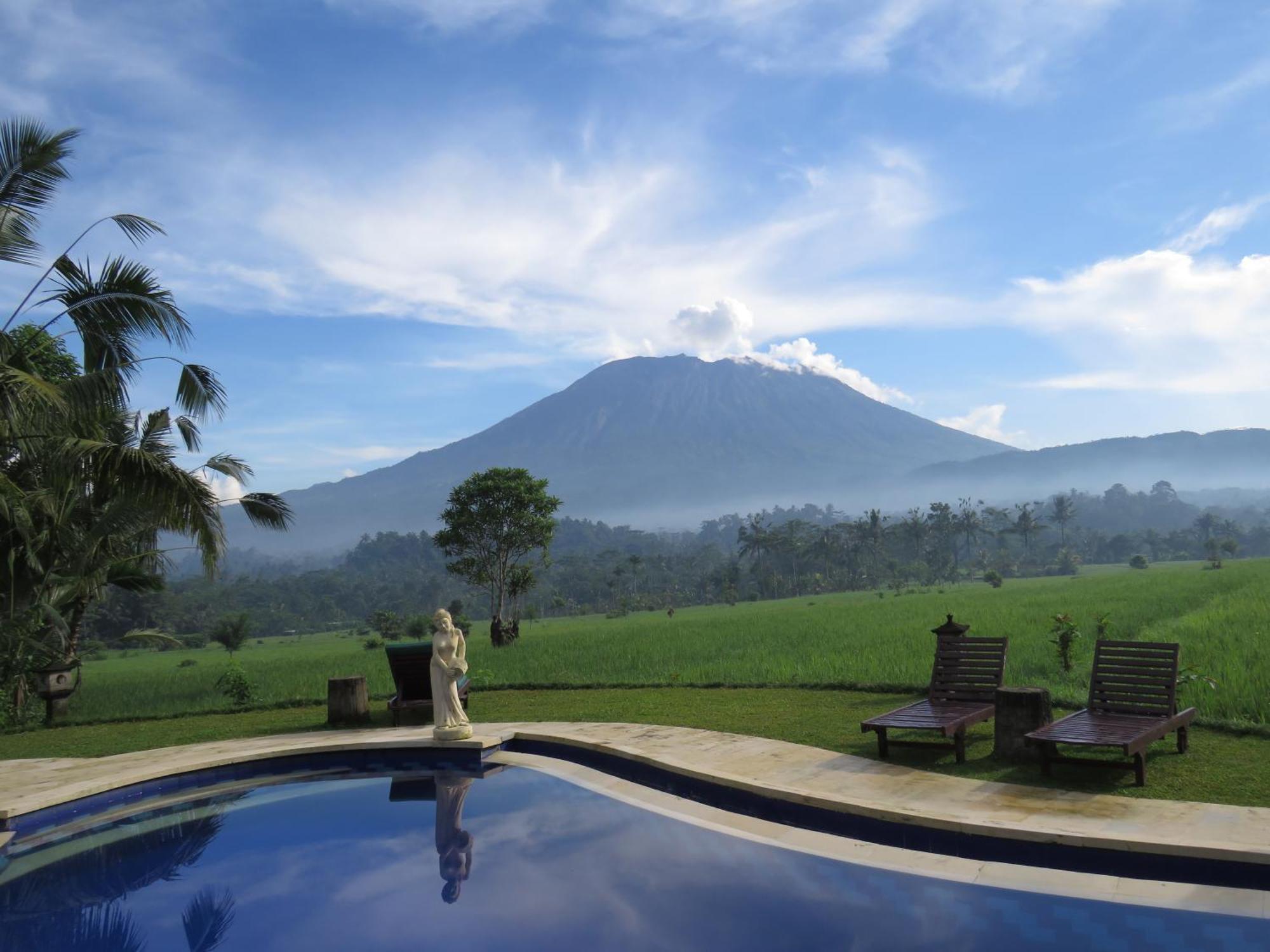 Great Mountain Views Villa Resort Selat Exterior photo