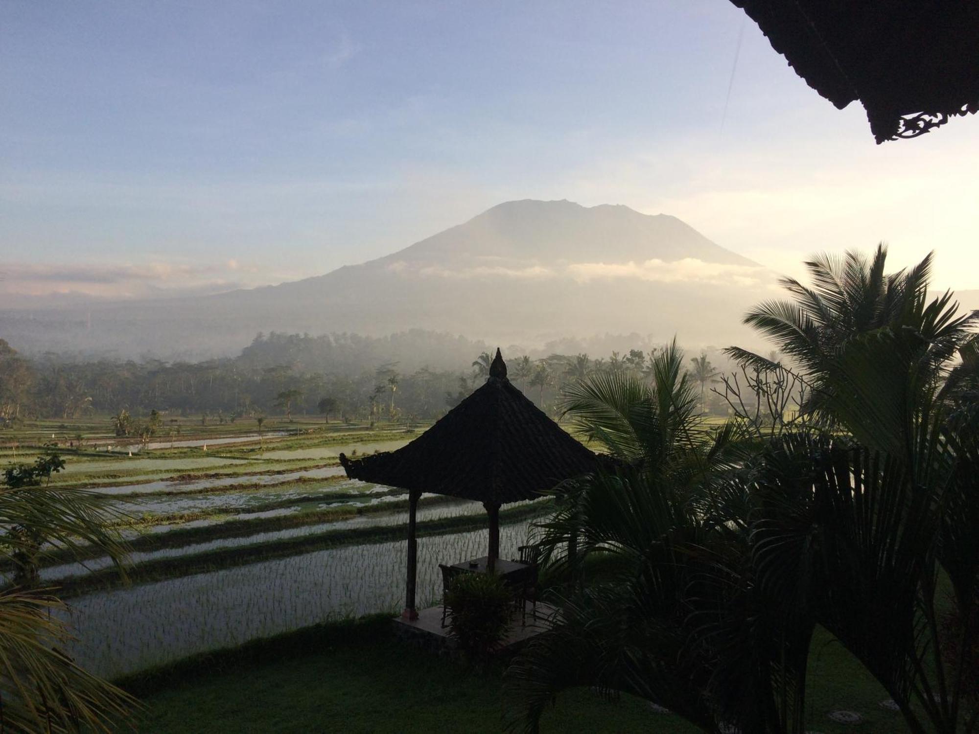 Great Mountain Views Villa Resort Selat Exterior photo