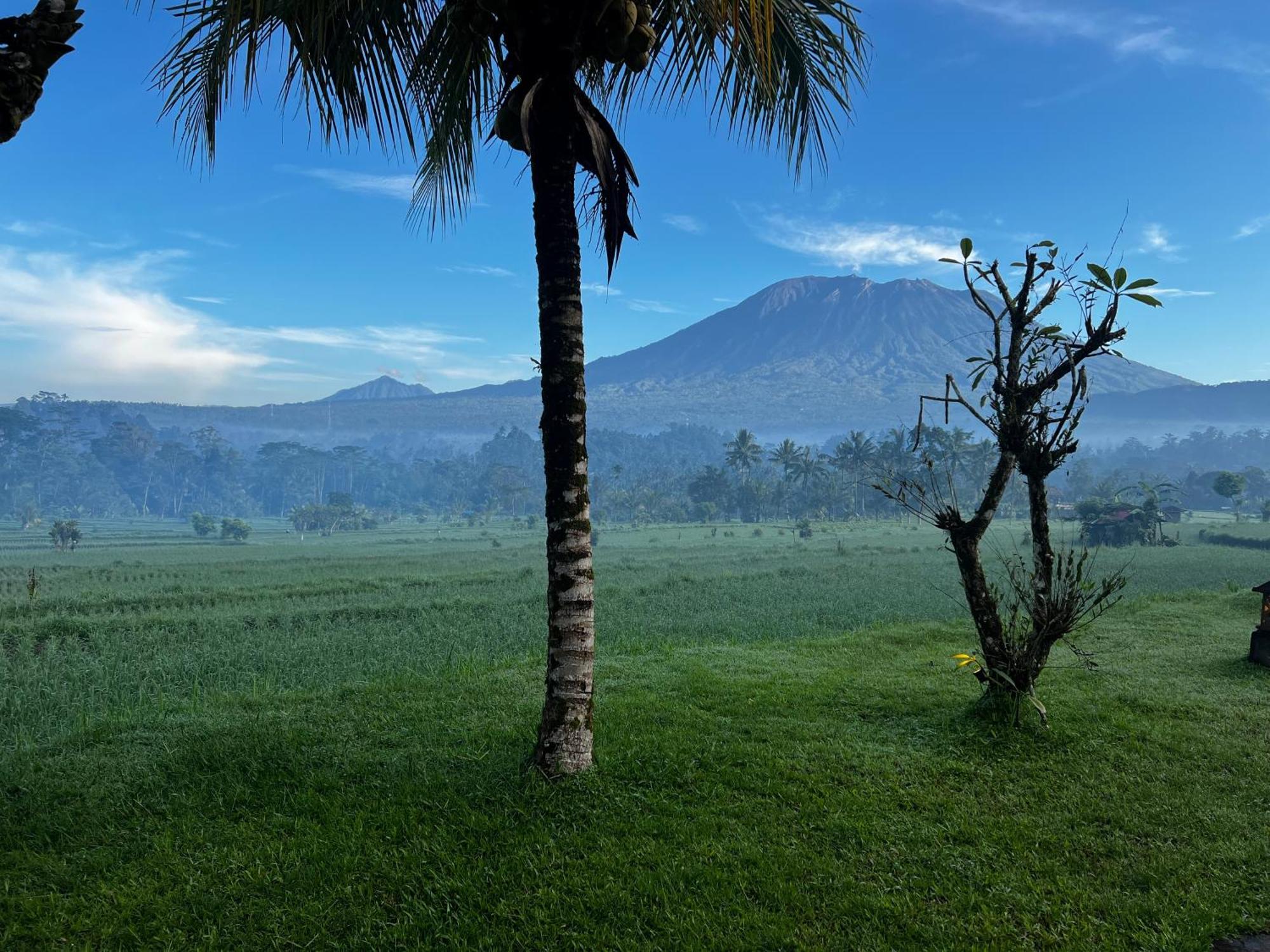 Great Mountain Views Villa Resort Selat Exterior photo